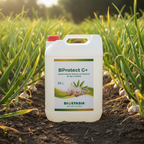 BProtect G+ envase 20 litros con logo Biostasia en ambiente de cultivo con ajo y cebolla