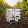 HUMIALGAS contenedor IBC 1000 litros con logo Técnicas Agrarias Gimena en ambiente agrícola